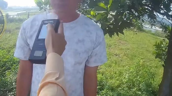T&agrave;i xế xe kh&aacute;ch c&oacute; hơi men vẫn chở 47 c&ocirc;ng nh&acirc;n 'do kh&ocirc;ng t&igrave;m được ai l&aacute;i thay'