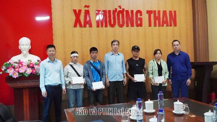 Ủy ban MTTQ Việt Nam tỉnh Lai Ch&acirc;u trao kinh ph&iacute; hỗ trợ cho c&aacute;c gia đ&igrave;nh bị ảnh hưởng bởi thi&ecirc;n tai tại x&atilde; Mường Than
