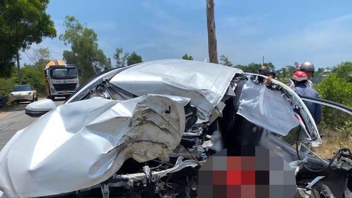 &Ocirc; t&ocirc; biến dạng sau c&uacute; t&ocirc;ng v&agrave;o c&acirc;y b&ecirc;n đường, nam t&agrave;i xế 21 tuổi tử vong