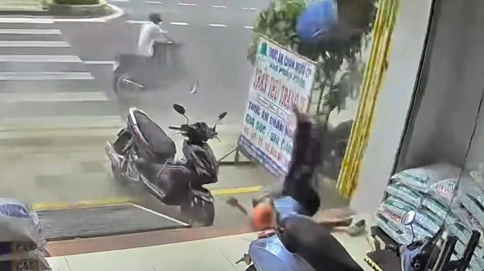 Khoảnh khắc th&ugrave;ng phuy ph&aacute;t nổ như bom, hất văng người đ&agrave;n &ocirc;ng tr&ecirc;n vỉa h&egrave;