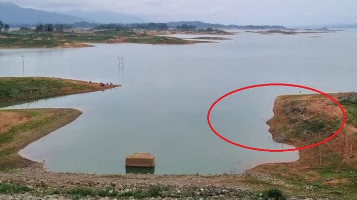 'Hiện tượng lạ' xuất hiện ở đập nước, người dân ùn ùn kéo đến xem