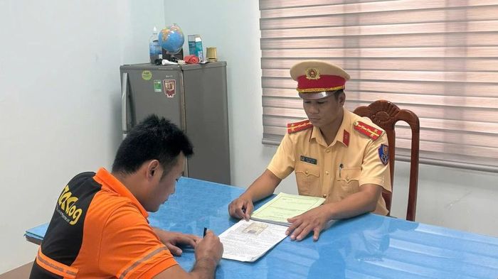 Gia Lai: T&agrave;i xế xe tải vượt đường ngang tr&aacute;i quy định c&ograve;n l&agrave;m hỏng r&agrave;o chắn
