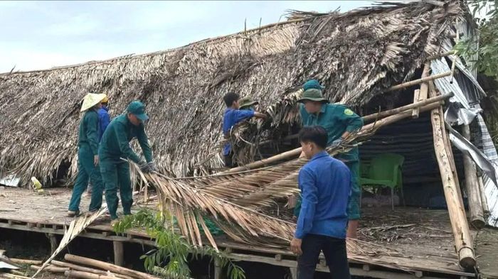 C&agrave; Mau: Lốc xo&aacute;y l&agrave;m 1 người bị thương, 27 căn nh&agrave; hư hỏng
