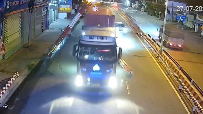 Li&ecirc;n tiếp 3 vụ xe &ocirc; t&ocirc; t&ocirc;ng sập khung bảo vệ cầu đường sắt ở Đồng Nai
