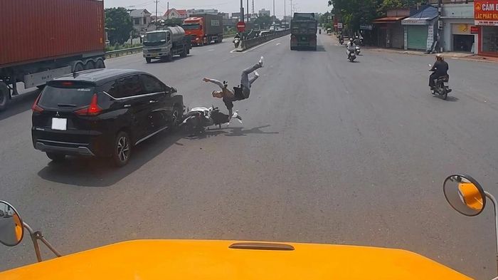 Cắt đầu loạt &ocirc; t&ocirc;, nam thanh ni&ecirc;n bị đ&acirc;m trực diện ng&atilde; trước đầu xe container
