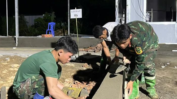Xuy&ecirc;n đ&ecirc;m dựng m&aacute;i ấm cho d&acirc;n v&ugrave;ng lũ Mường Than