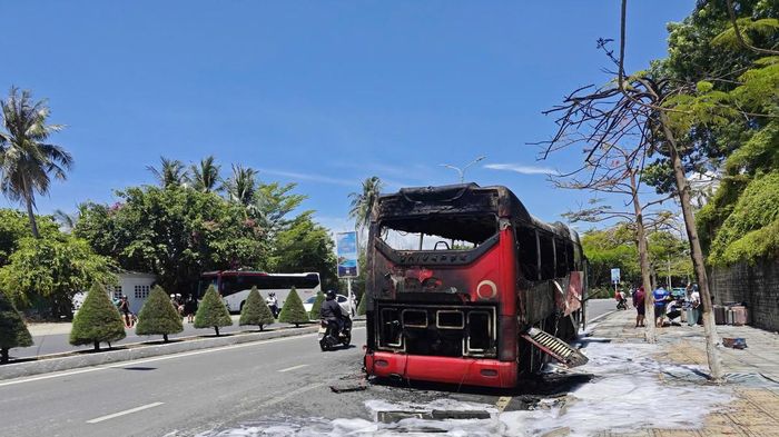 Lửa bao tr&ugrave;m xe kh&aacute;ch 45 chỗ đang chạy tr&ecirc;n đường dọc bờ biển Nha Trang