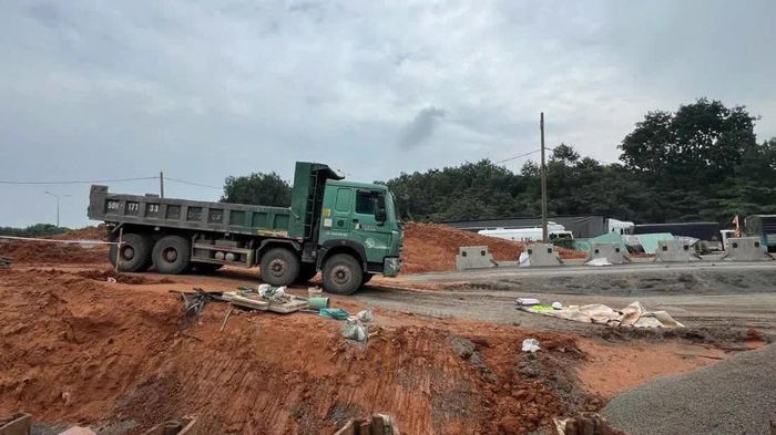Tai nạn giao th&ocirc;ng 29/7: Xe ben l&ugrave;i tại c&ocirc;ng tr&igrave;nh V&agrave;nh đai 3, c&aacute;n tử vong kỹ thuật vi&ecirc;n
