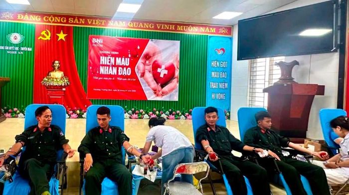 8 c&aacute;n bộ C&ocirc;ng an H&agrave; Tĩnh vượt hơn 50km hiến m&aacute;u cứu nạn nh&acirc;n qua cơn nguy kịch