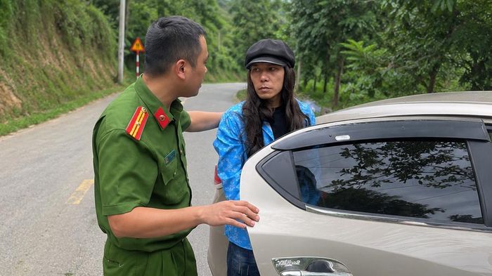 Đội t&oacute;c giả, cố thủ trong &ocirc; t&ocirc;, Trần Văn Tam vẫn bị bắt