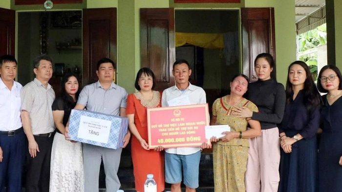 Nghệ An: Trao hỗ trợ th&acirc;n nh&acirc;n lao động tử vong ở nước ngo&agrave;i
