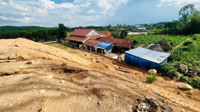 B&ugrave;n đất tại dự &aacute;n trung t&acirc;m đ&agrave;o tạo l&aacute;i xe tr&agrave;n xuống khu d&acirc;n cư, nguy cơ mất an to&agrave;n