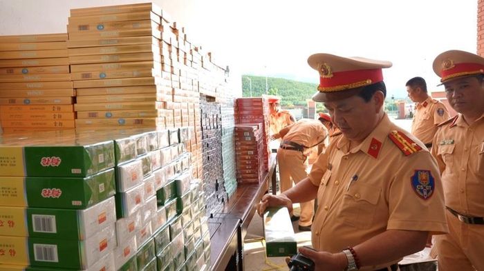 Từ kiểm tra giao th&ocirc;ng, lộ vụ vận chuyển hơn 27.000 bao thuốc l&aacute; nhập lậu