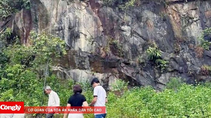 Xe m&aacute;y lao xuống v&aacute;ch đ&aacute;, hai mẹ con thương vong