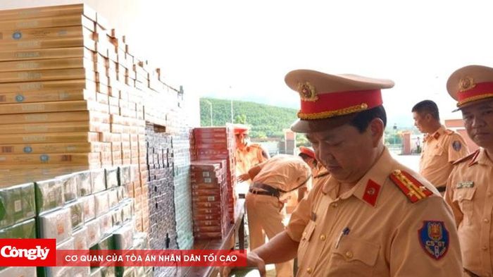 CSGT Huế ph&aacute;t hiện xe kh&aacute;ch vận chuyển hơn 27.000 bao thuốc l&aacute; nhập lậu
