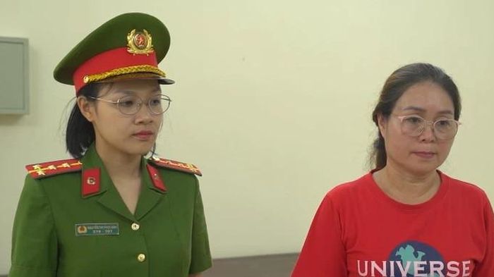 Một nữ lễ t&acirc;n kh&aacute;ch sạn bị khởi tố