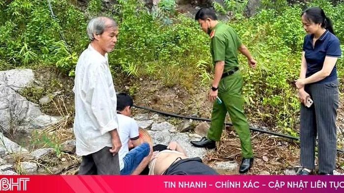 Xe m&aacute;y lao xuống v&aacute;ch đ&aacute;, mẹ tử vong, con bị thương nặng