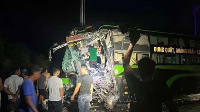 Đắk Lắk: Va chạm giữa xe ben v&agrave; xe &ocirc; t&ocirc; kh&aacute;ch khiến 4 người bị thương