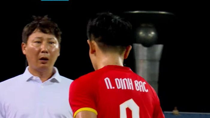 HLV Kim khó chịu với Đình Bắc