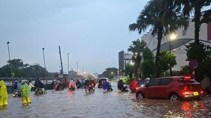 Mưa xối xả cuối giờ chiều ở H&agrave; Nội, nhiều xe chết m&aacute;y giữa đường ngập s&acirc;u
