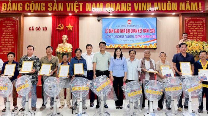Trao 72 nh&agrave; Đại đo&agrave;n kết cho hộ kh&oacute; khăn ở An Giang