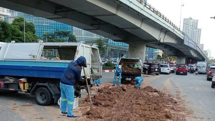 Xe chở vật liệu rơi v&atilde;i ra đường: Cần xử l&yacute; từ gốc