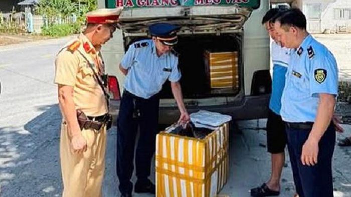 Ph&aacute;t hiện hơn 1 tạ gan, mỡ lợn kh&ocirc;ng r&otilde; nguồn gốc đang vận chuyển tr&ecirc;n xe kh&aacute;ch