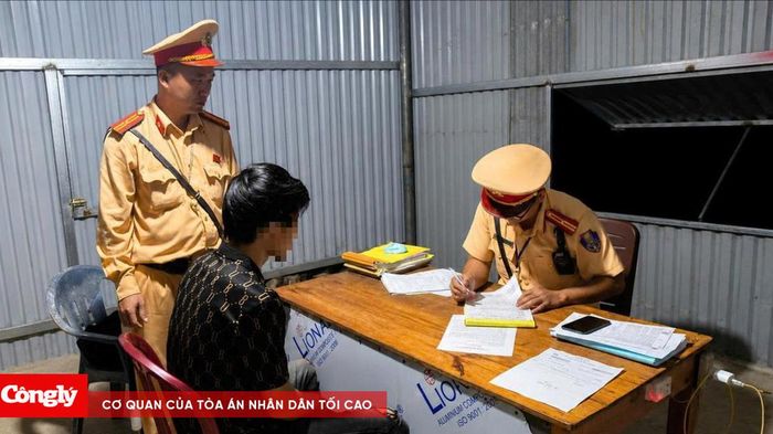 CSGT xuy&ecirc;n đ&ecirc;m test ma t&uacute;y t&agrave;i xế container chở sầu ri&ecirc;ng
