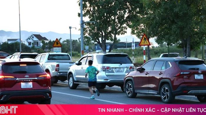 Khi vỉa h&egrave;, l&ograve;ng đường th&agrave;nh b&atilde;i đỗ xe bất đắc dĩ