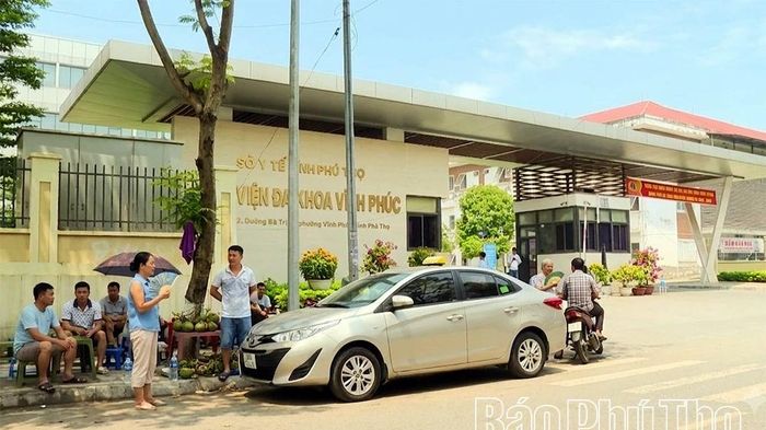 Lấn chiếm vỉa h&egrave; trước cổng bệnh viện, tiềm ẩn nguy cơ mất an to&agrave;n giao th&ocirc;ng