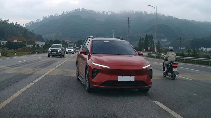 &Ocirc; t&ocirc; đi ngược chiều lao thẳng xe đối diện, t&agrave;i xế đ&aacute;nh l&aacute;i n&eacute; tai nạn trong gang tấc