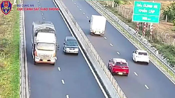 T&agrave;i xế l&ugrave;i xe tr&ecirc;n cao tốc Vĩnh Hảo - Phan Thiết bị phạt 35 triệu đồng
