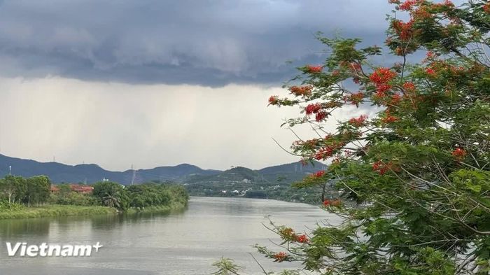 Một buổi chiều ở Huế: Dạo quanh chùa Thiên Mụ và chèo SUP ngắm hoàng hôn trên sông Hương