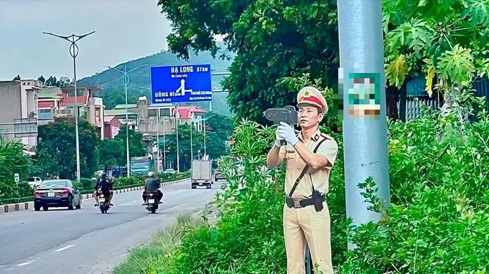 Mạng xã hội khen nức nở 'chiêu' đặt mô hình CSGT bắn tốc độ ở Quảng Ninh