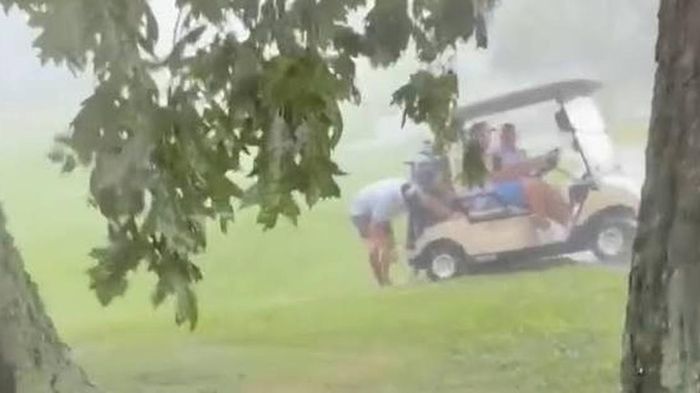 Đứng trú mưa dưới gốc cây, tay golf bị sét đánh trúng