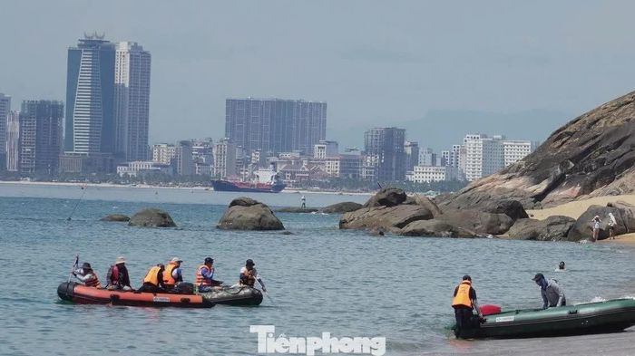 Xuồng, ca nô đổ về biển Đà Nẵng tìm hai nạn nhân bị sóng cuốn ở Mũi Nghê