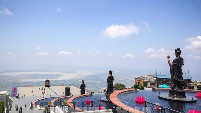 Chạm mây trời trên đỉnh núi Bà Đen