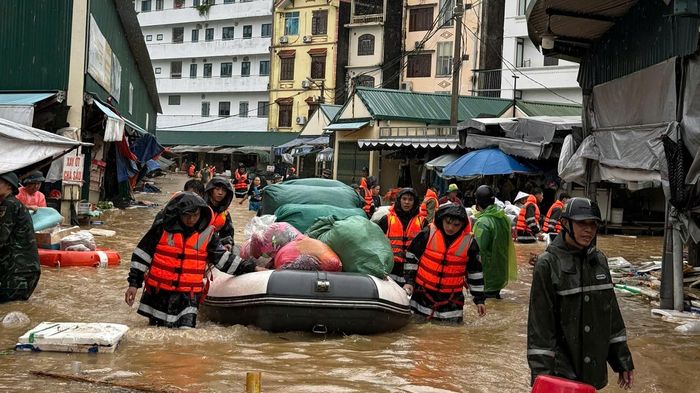 Mưa ngập tới bụng, hơn 800 tiểu thương chợ đầu mối hối hả cứu hàng