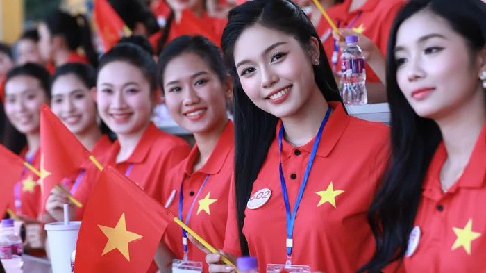 Các cô gái Hoa hậu Việt Nam hò reo cùng hàng nghìn cổ động viên trên sân Hàng Đẫy