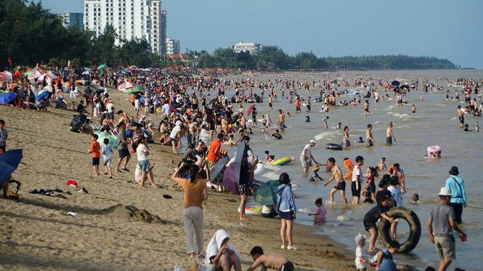 Biển Sầm Sơn đông nghẹt du khách ngày đầu kỳ nghỉ lễ 2/9