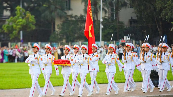 Nghìn người đến Quảng trường Ba Đình từ 4h dự Lễ Thượng cờ ngày Quốc Khánh