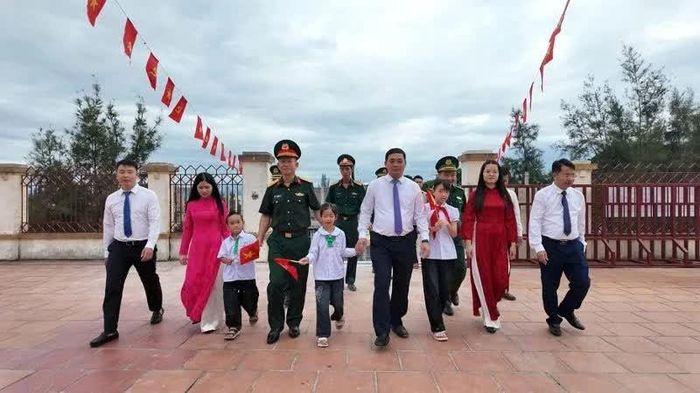Xúc động lễ khai giảng nơi đảo xa