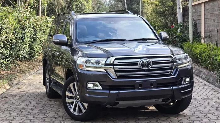 Vì sao Toyota Land Cruiser đời cũ vẫn giữ giá cao sau nhiều năm sử dụng?