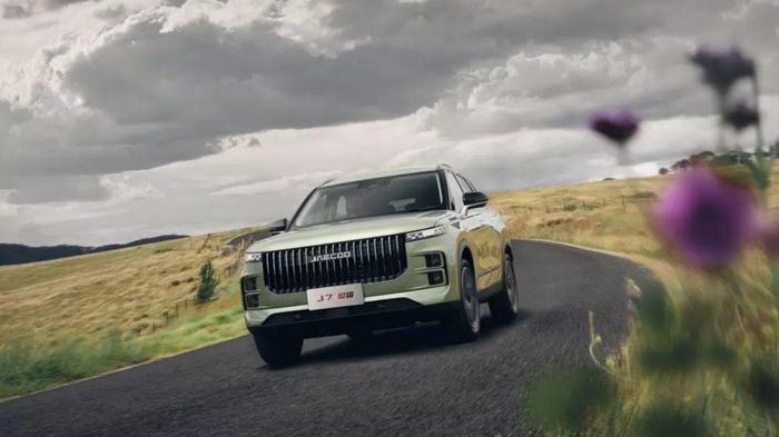 Jaecoo J7 PHEV AWD tăng công suất, giá gần 900 triệu đồng