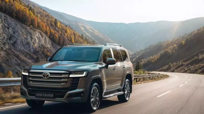 Toyota Land Cruiser Hybrid chốt giá ở Việt Nam, đắt hơn bản máy xăng