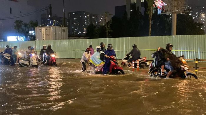 TPHCM mưa 'tối trời', đường biến thành sông, người dân vật vã về nhà giờ tan tầm