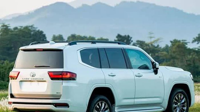 Chi tiết Toyota Land Cruiser 300 HEV 2026 vừa ra mắt tại Việt Nam, giá 4,710 tỷ đồng
