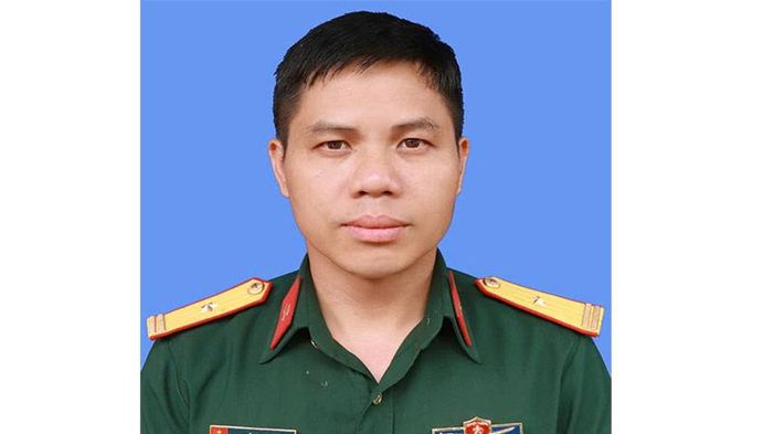 Thiếu tá Trần Văn Tùng dũng cảm nhảy xuống sông cứu người