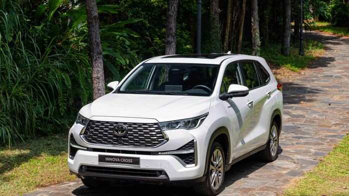 Toyota Innova Cross đòi lại ngôi đầu