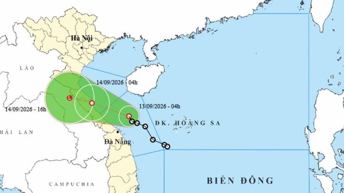Áp thấp nhiệt đới áp sát đất liền, mưa lớn dồn dập từ Trung Bộ ra miền Bắc